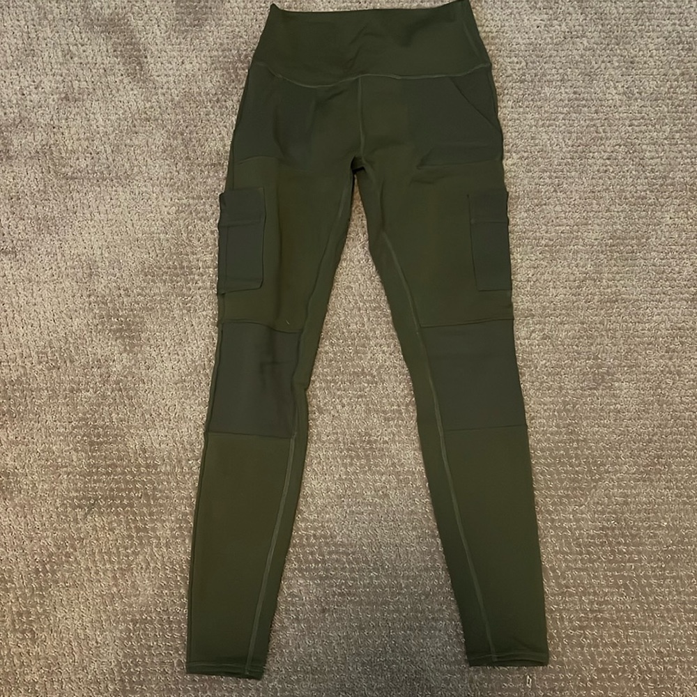 Alo Yoga green leggings